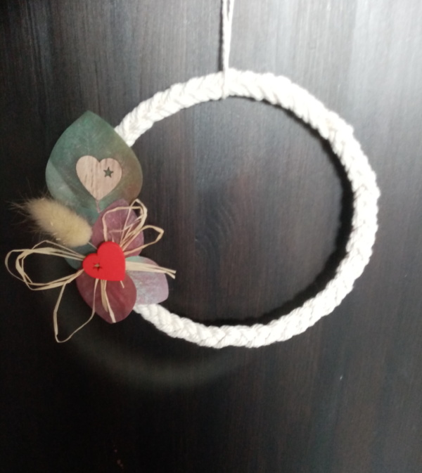 Petite couronne de macramé tressé avec un coeur rouge en bois