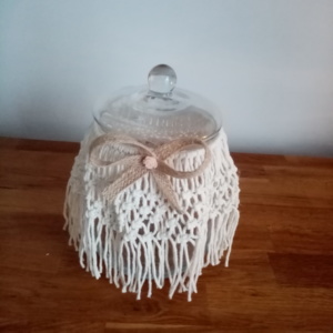 Bonbonnière en macramé avec petit noeud en toile de jute