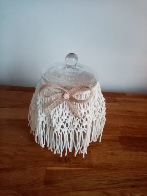 Bonbonnière en macramé avec petit noeud en toile de jute