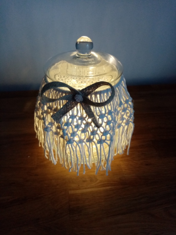 Bonbonnière en macramé avec petit noeud en toile de jute illuminé