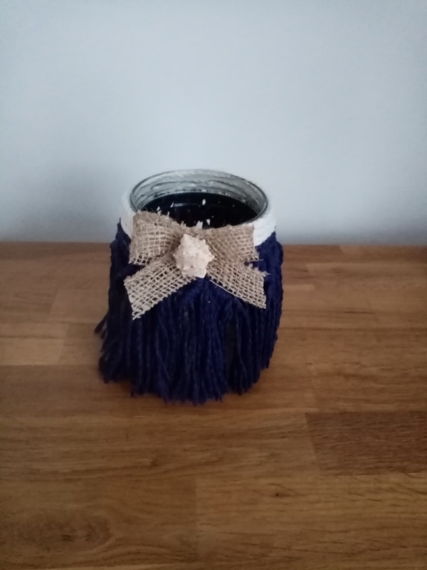 Petit bocal en macramé couleur bleu marine avec noeud en toile de jute