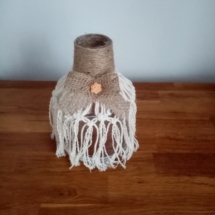 Petit vase en macramé avec noeud en toile de jute