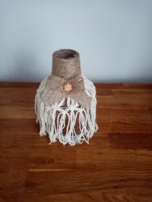 Petit vase en macramé avec noeud en toile de jute