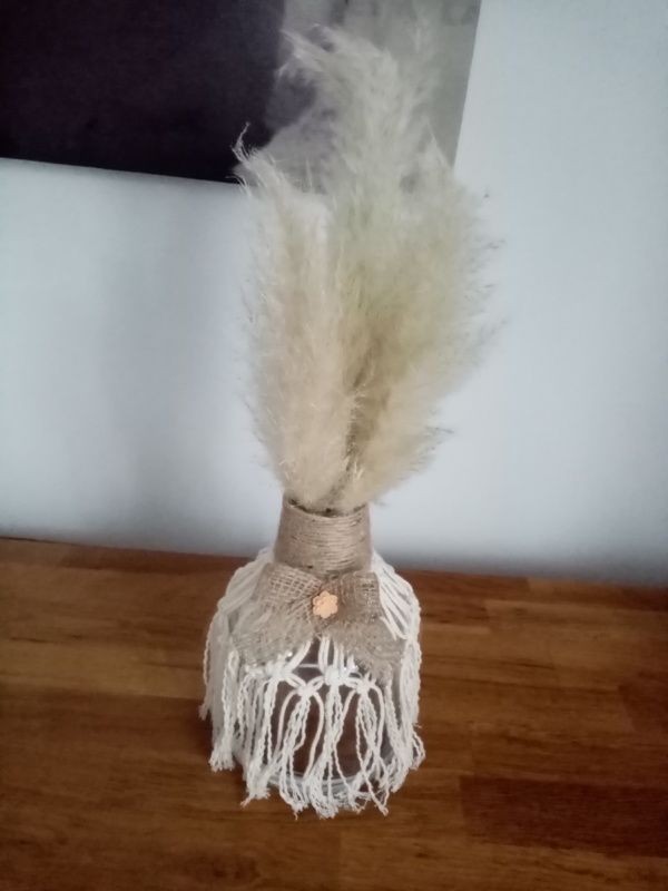 Petit vase en macramé avec noeud en toile de jute et fleurs de pampa