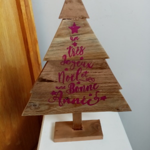 Sapin en bois couleur naturel avec inscriptions couleurs rose fushia