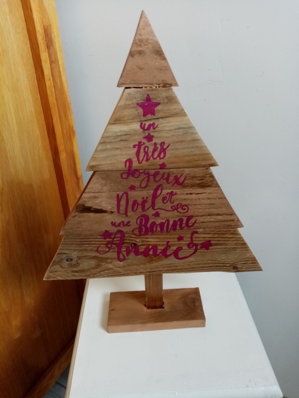 Sapin en bois couleur naturel avec inscriptions couleurs rose fushia