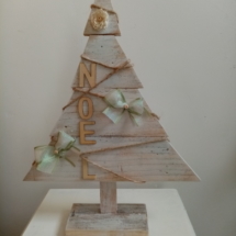 Sapin en bois patiné blanc avec lettres noel en bois et petits noeuds argentés et vert.