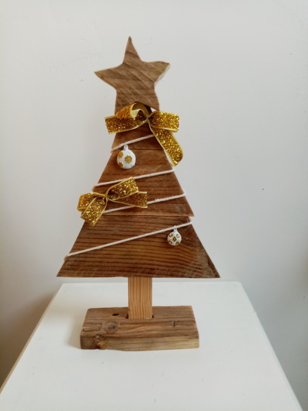 Sapin de noël en bois avec petits ornements et noeuds dorés