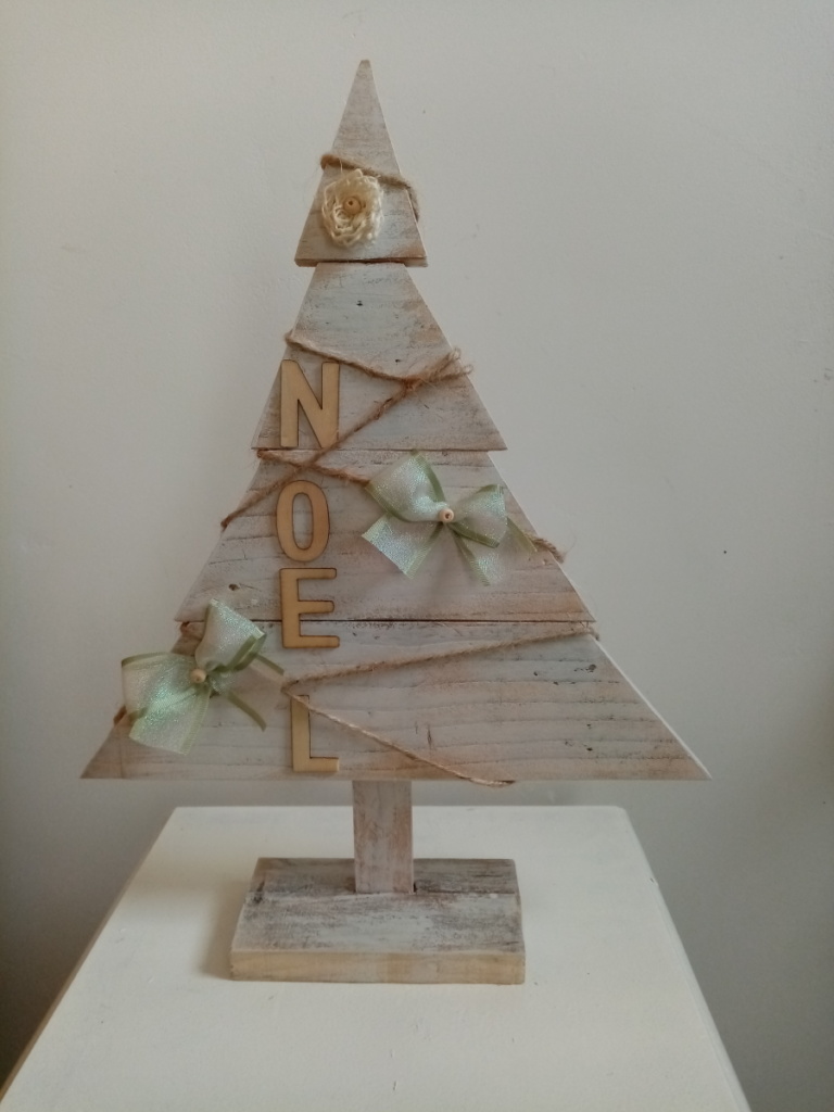 Sapin en bois patiné blanc avec lettres noel en bois et petits noeuds argentés et vert.