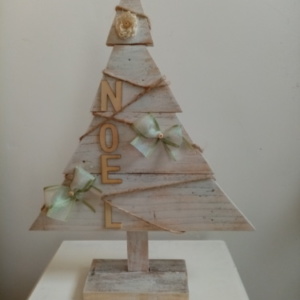 Sapin en bois patiné blanc avec lettres noel en bois et petits noeuds argentés et vert.