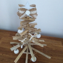 Sapin de noël en bois flotté avec petits noeuds en dentelle.