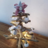 Sapin de noël en bois flotté avec petits noeuds en dentelle, illuminé