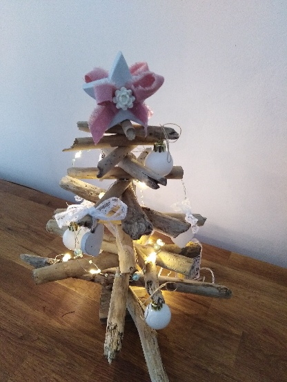 Sapin de noël en bois flotté avec petits noeuds en dentelle, illuminé