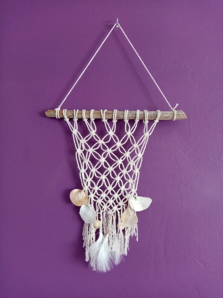 Petite suspension en macramé style filet de pêche avec bois flotté et véritables coquillages nacrés.