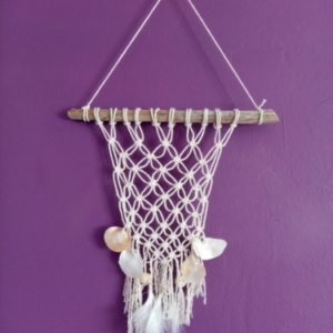 Petite suspension en macramé style filet de pêche avec bois flotté et véritables coquillages nacrés.