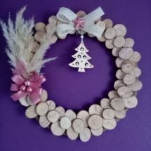 Couronne de noël avec petits rondins de bois, fleur de pampa, gros noeud et petit sapin en bois