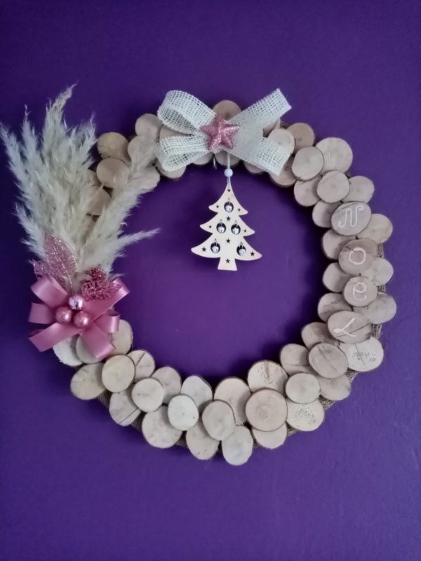 Couronne de noël avec petits rondins de bois, fleur de pampa, gros noeud et petit sapin en bois