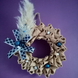 Couronne de noël en toile de jute avec fleur de pampa, gros noeud bleu argenté, et petites boules couleur bleu et argent