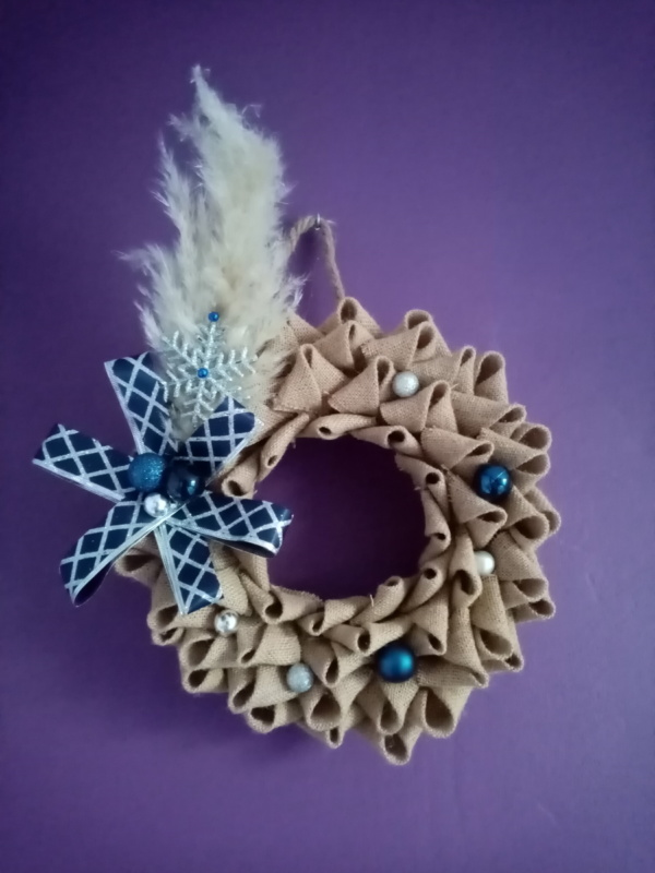 Couronne de noël en toile de jute avec fleur de pampa, gros noeud bleu argenté, et petites boules couleur bleu et argent