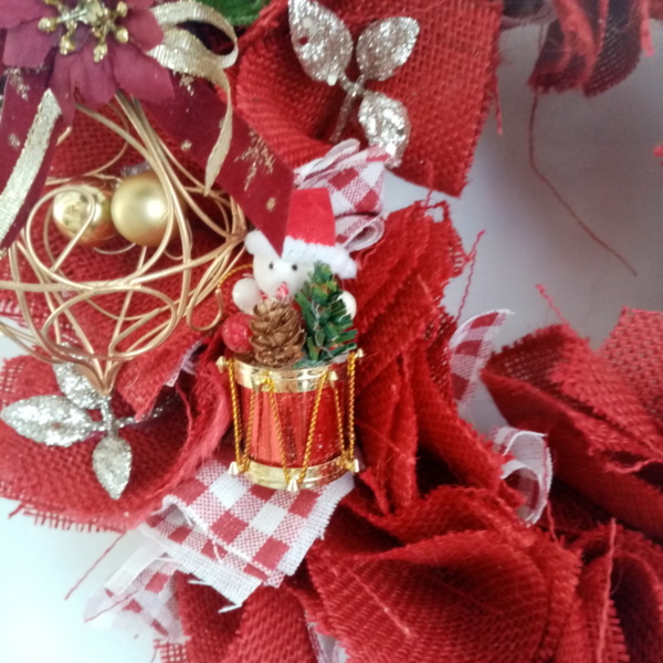 Décorations vintage des années 1980 sur couronne de noël en toile de jute rouge et tissus Vichy