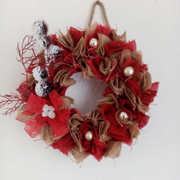 Couronne toile de jute rouge et couleur naturel avec décoration thème hiver