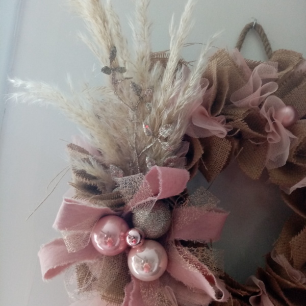 Décorations de noël et fleur de pampa sur couronne en toile de jute et tissus voile rose pastel