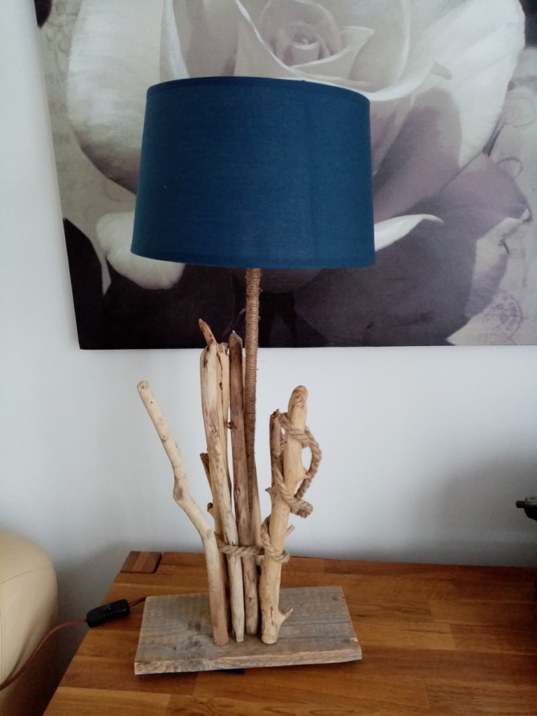 Lampe en bois flotté avec abat jour bleu