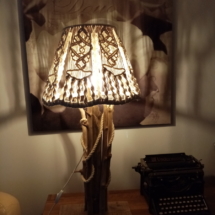 Lampe en bois flotté avec abat-jour en macramé