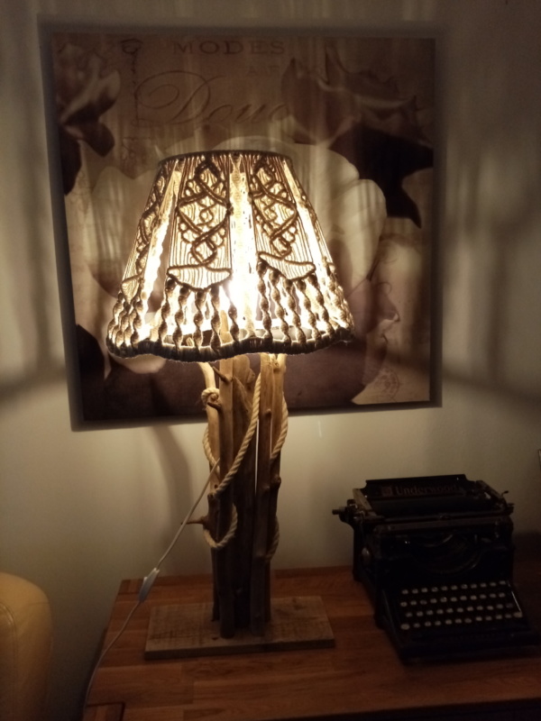 Lampe en bois flotté avec abat-jour en macramé