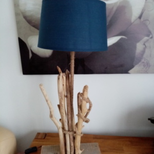 Lampe en bois flotté avec abat jour bleu