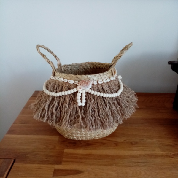 Panier en osier avec corde en jute, collier de perles en bois et coquillages