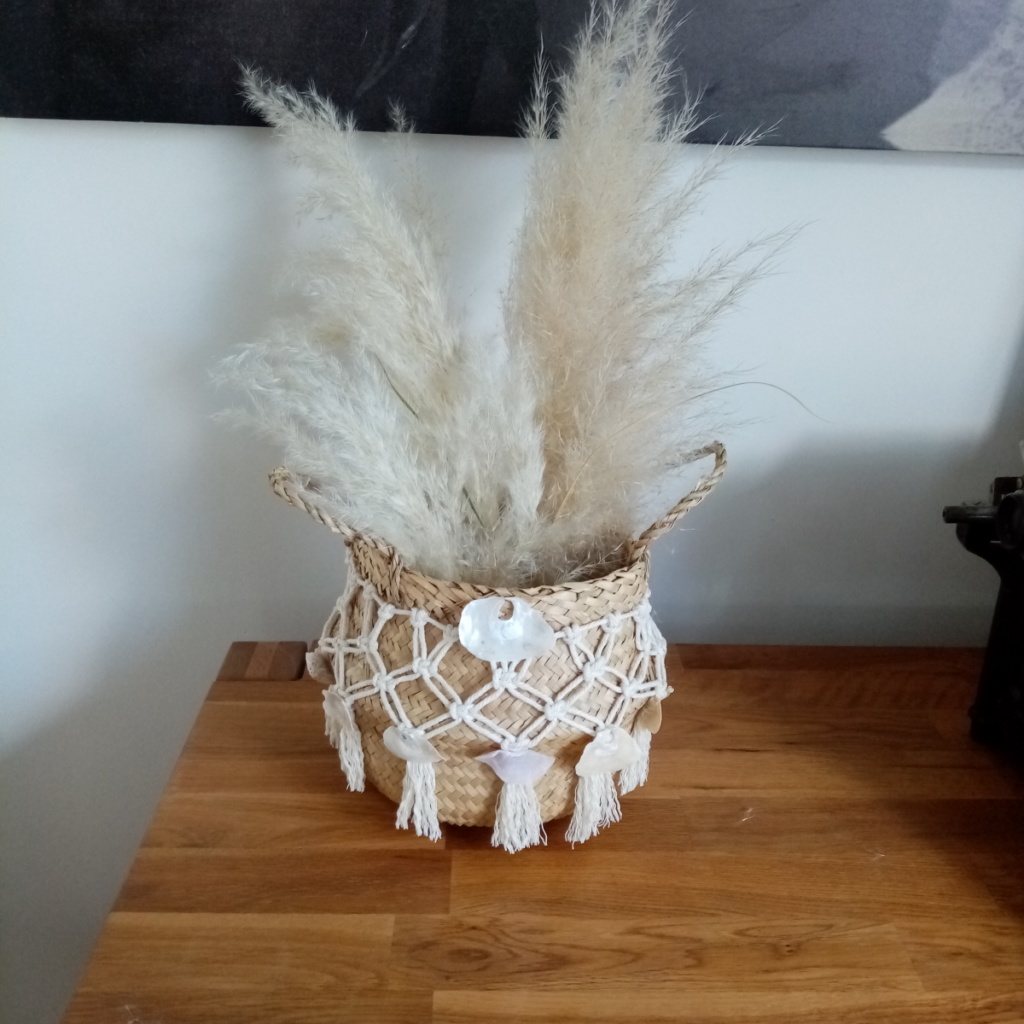 Panier en osier avec macramé et de vrais coquillages nacrés collés dessus