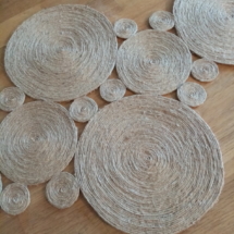 Centre de table fabriqué avec de la corde de jute enroulé sur elle même.