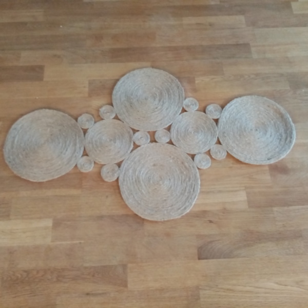 Centre de table fabriqué avec de la corde de jute.