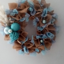 Couronne de noël toile de jute, tissus bleu, dentelle bleue et boules de noël et fleur de pampa