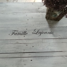 Table en palettes patinée couleur vieux gris et personnalisée avec le nom de la famille