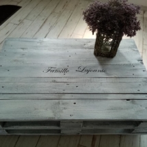 Table en palettes patinée couleur vieux gris et personnalisée avec le nom de la famille