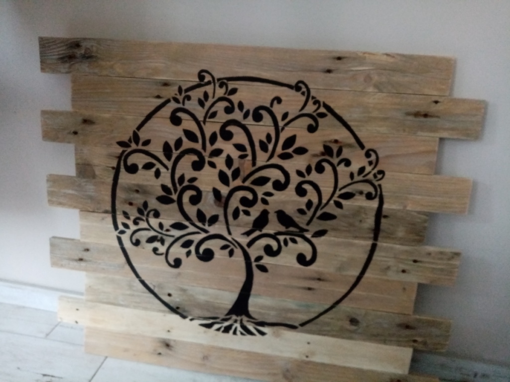 Décoration murale en palettes avec arbre de vie