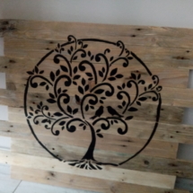 Décoration murale en palettes avec arbre de vie