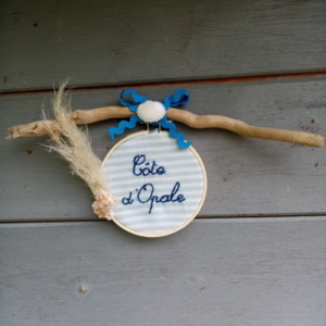 Petite suspension en bois flotté et broderie