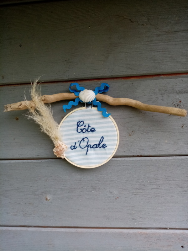 Petite suspension en bois flotté et broderie