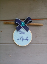 Petite suspension en bois flotté et broderie