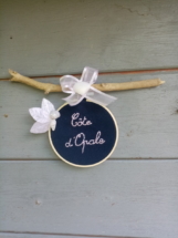 Petite suspension en bois flotté et broderie