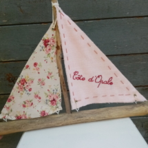 Bateau en bois flotté avec deux voiles. Une voile en tissus rose pale avec inscription Cote d'Opale en broderie fait main et l'autre voile en tissus fleuri