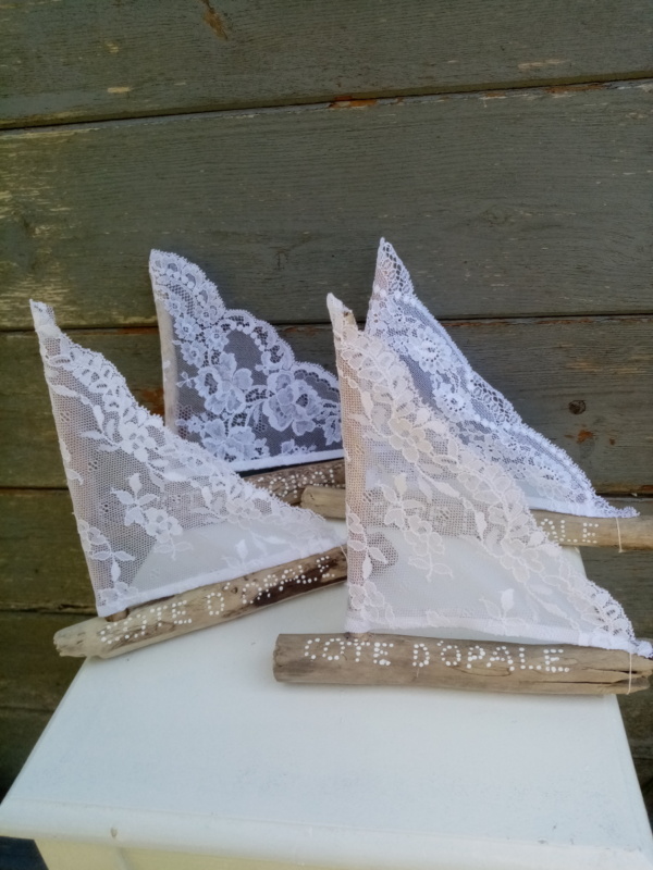 Ensemble de petits bateaux en bois flotté avec de la véritable dentelle de Calais