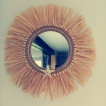 Miroir juju hat avec raphia, tresse de corde de jute et petits coquillages collés tout autour