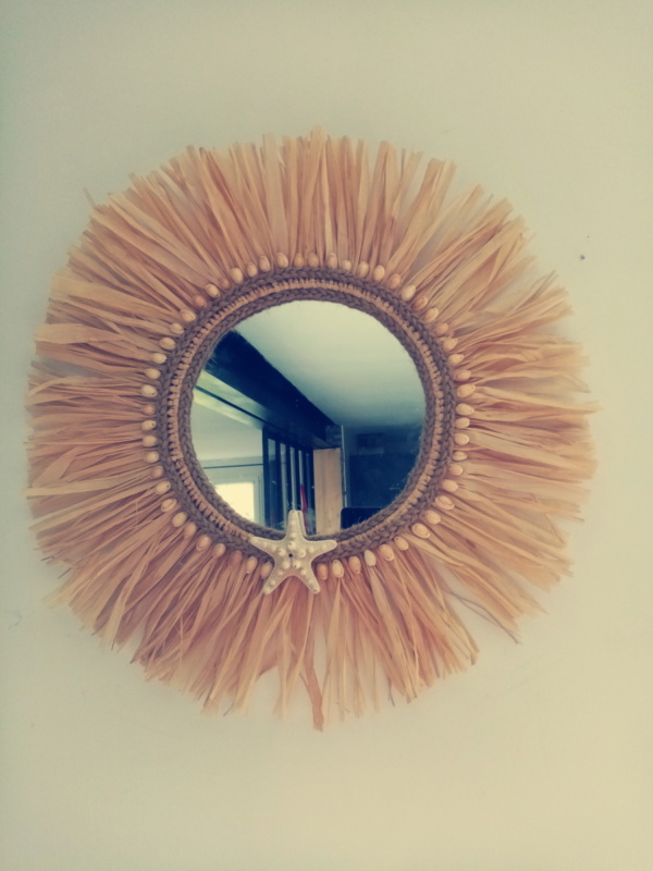 Miroir juju hat avec raphia, tresse de corde de jute et petits coquillages collés tout autour