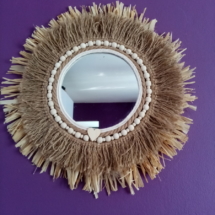 Miroir juju hat avec raphia, corde de jute et perles en bois collées tout autour