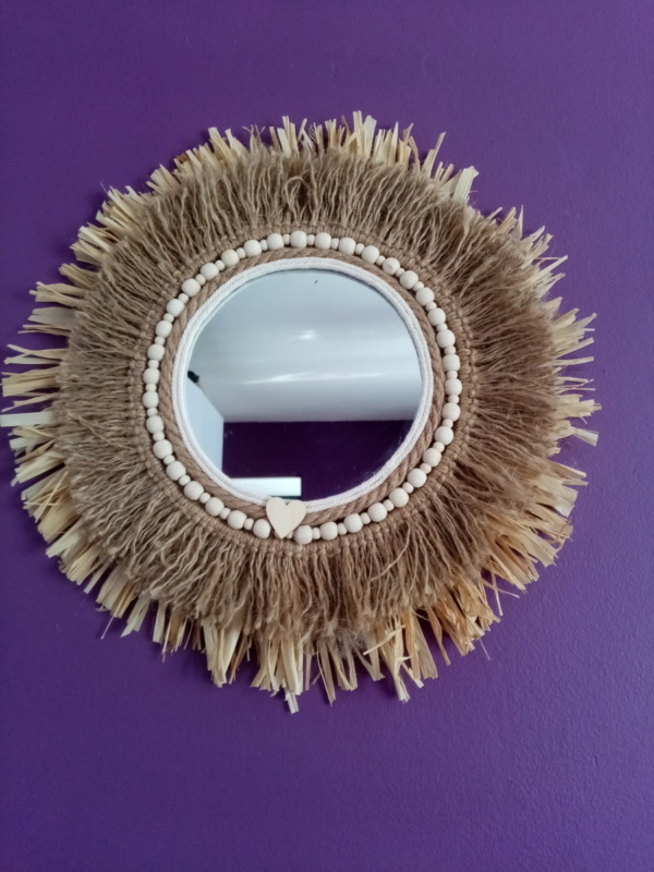 Miroir juju hat avec raphia, corde de jute et perles en bois collées tout autour