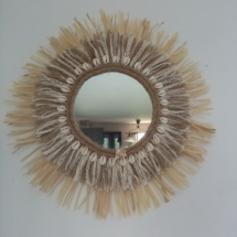 Miroir juju hat avec raphia, corde de jute et de codron et coquillages collés tout autour du miroir